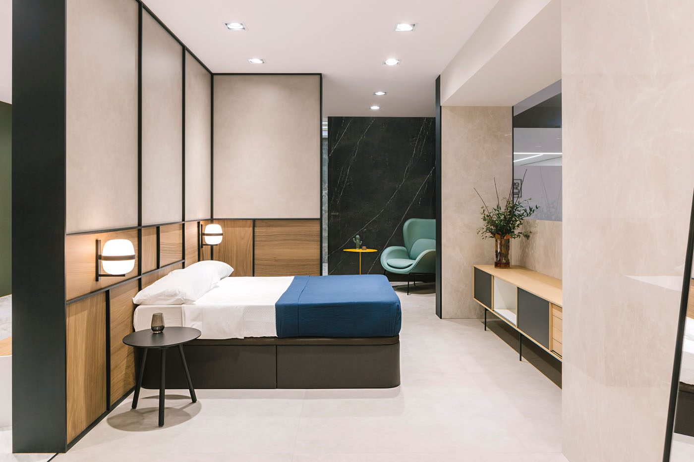 habitación moderna de hotel de lujo, cama, sillón, armario y cómoda