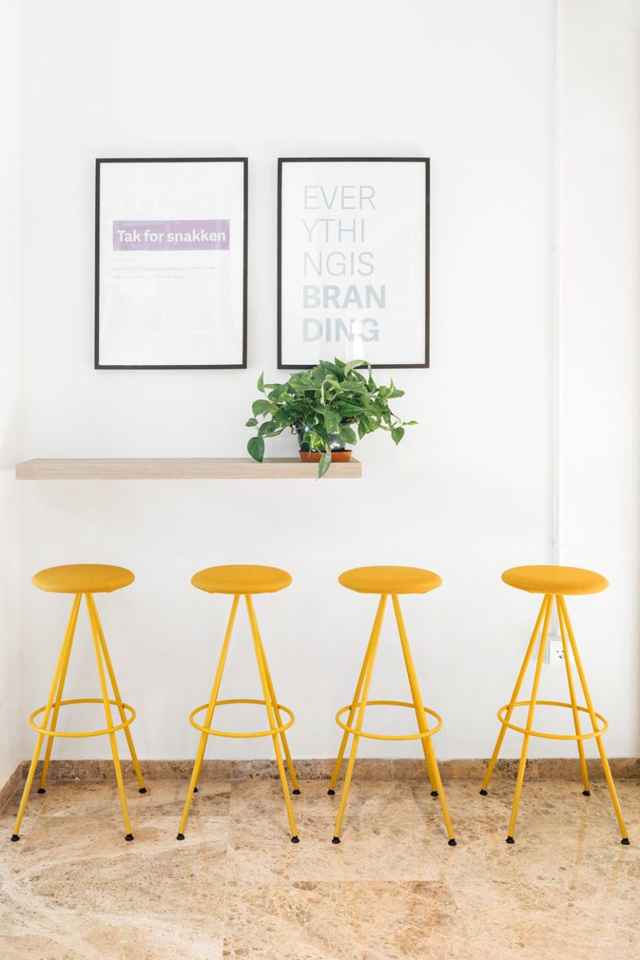 diseño interiorismo oficina taburete amarillo