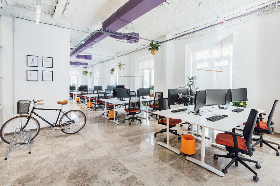 diseño interiorismo oficina puestos de trabajo parking bici