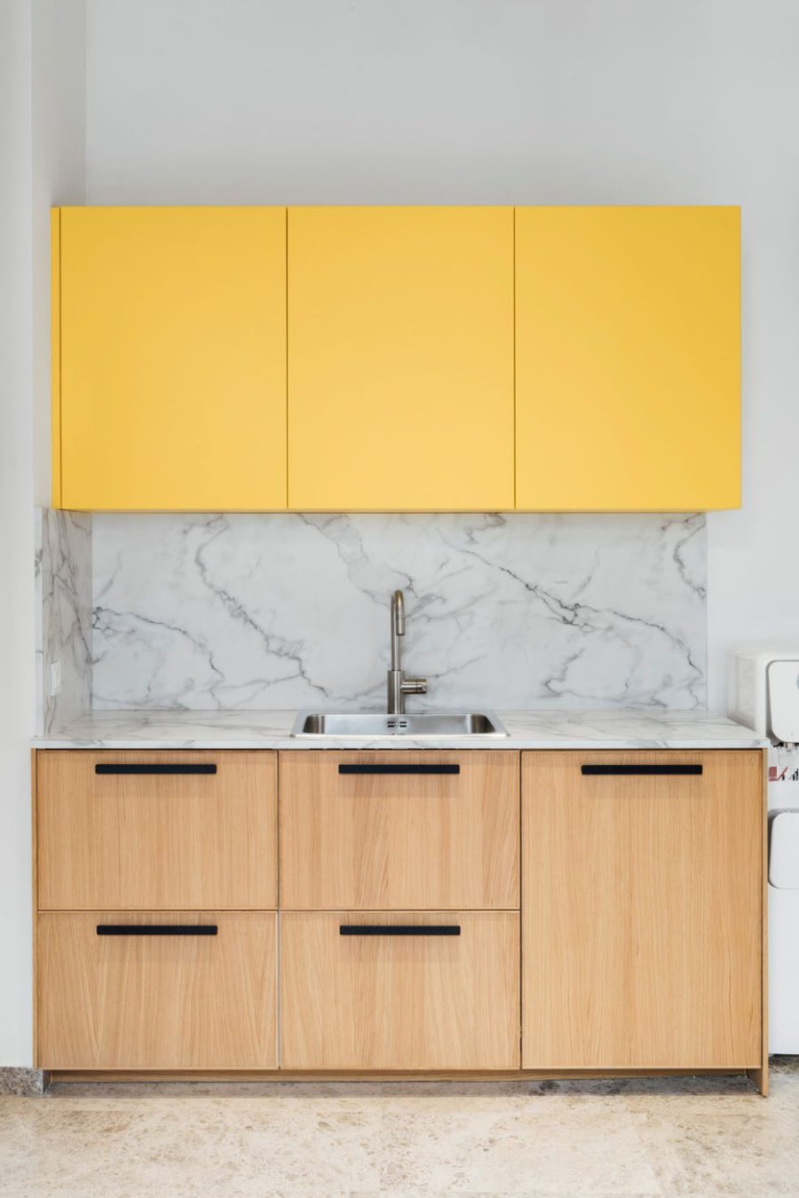 diseño interiorismo mueble armario amarillo cocina