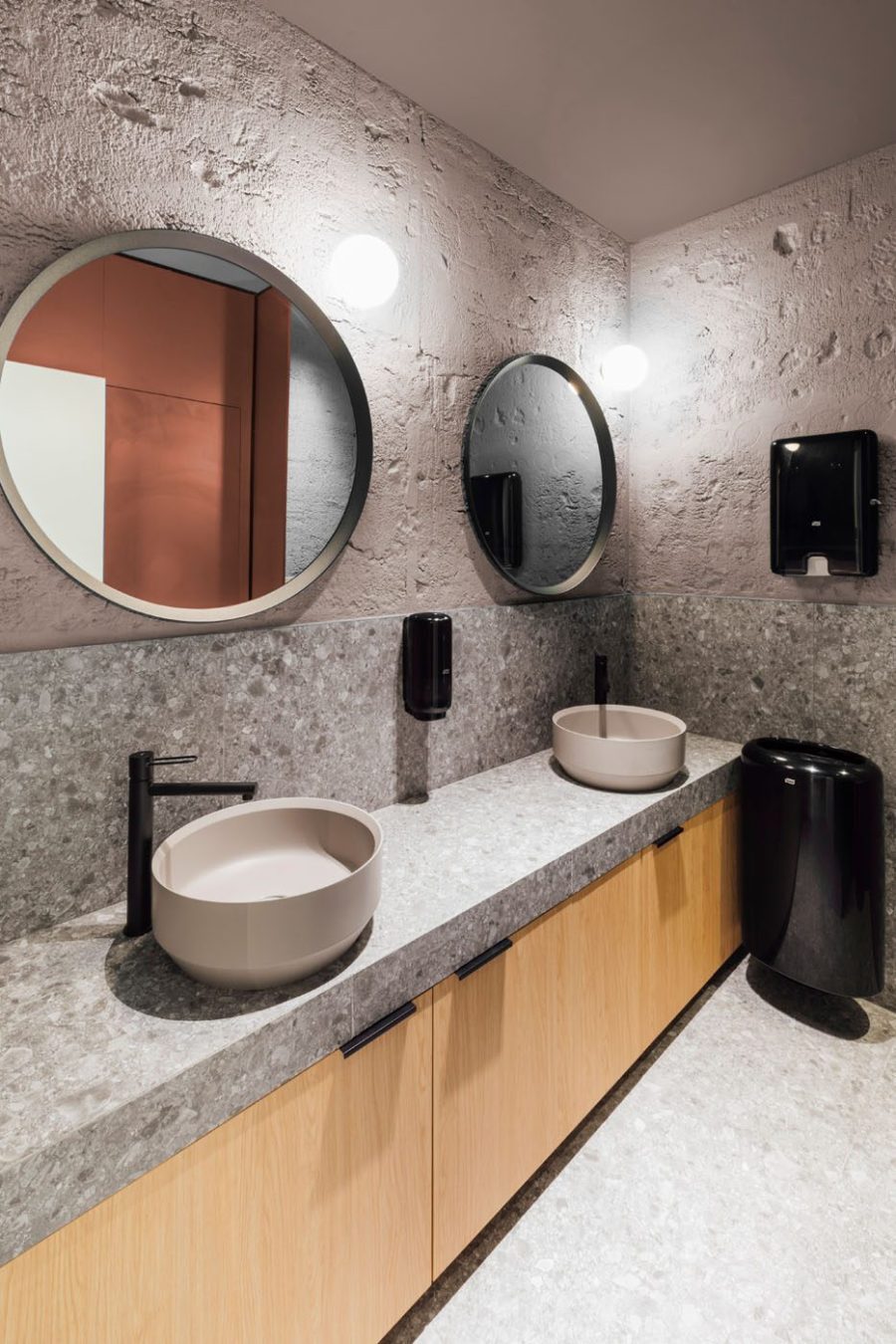 diseño interiorismo oficina mueble aseo lavabo espejo