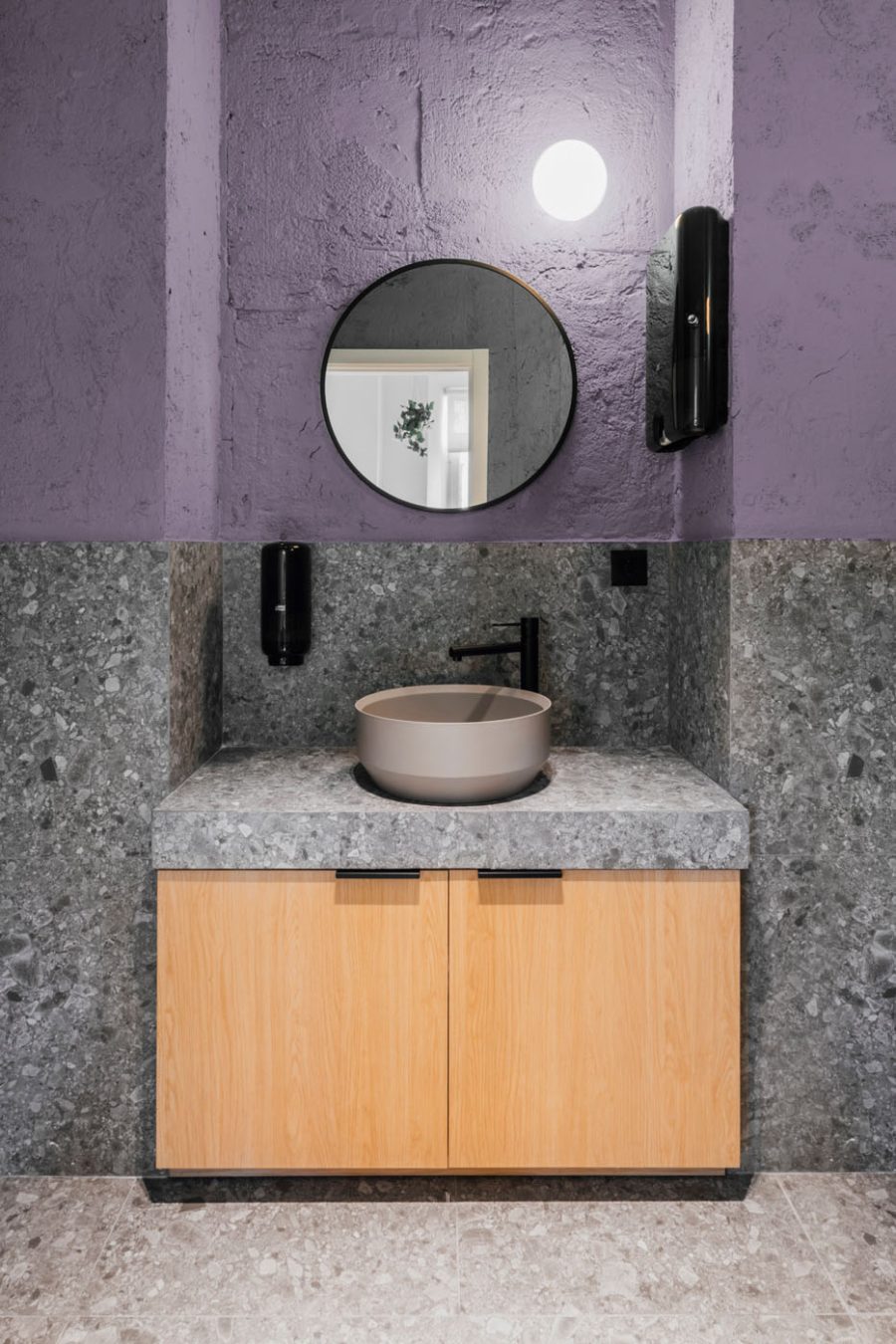 diseño interiorismo oficina mueble aseo lavabo espejo