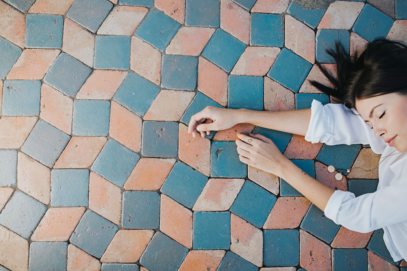 mujer modelo tumbada suelo barro azulejo antiguo