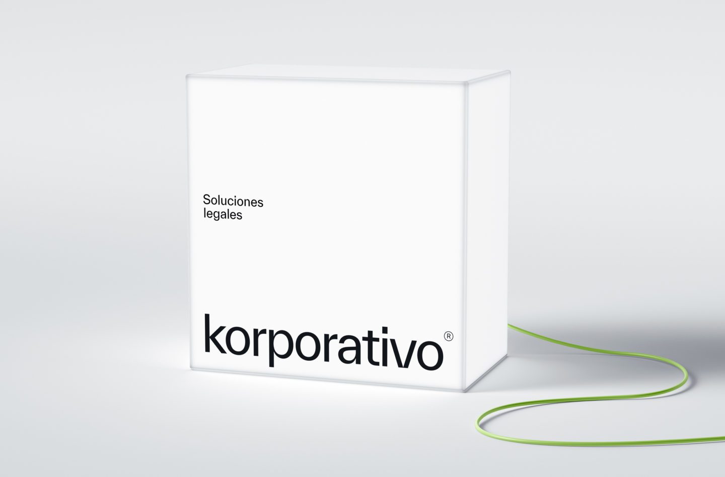 Caja iluminada con branding minimalista y diseño gráfico moderno en Málaga, destacando la marca 'korporativo' y soluciones legales.