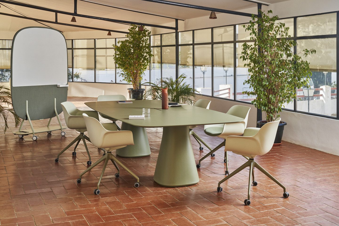Diseño de interiores de una oficina en un espacio de trabajo abierto