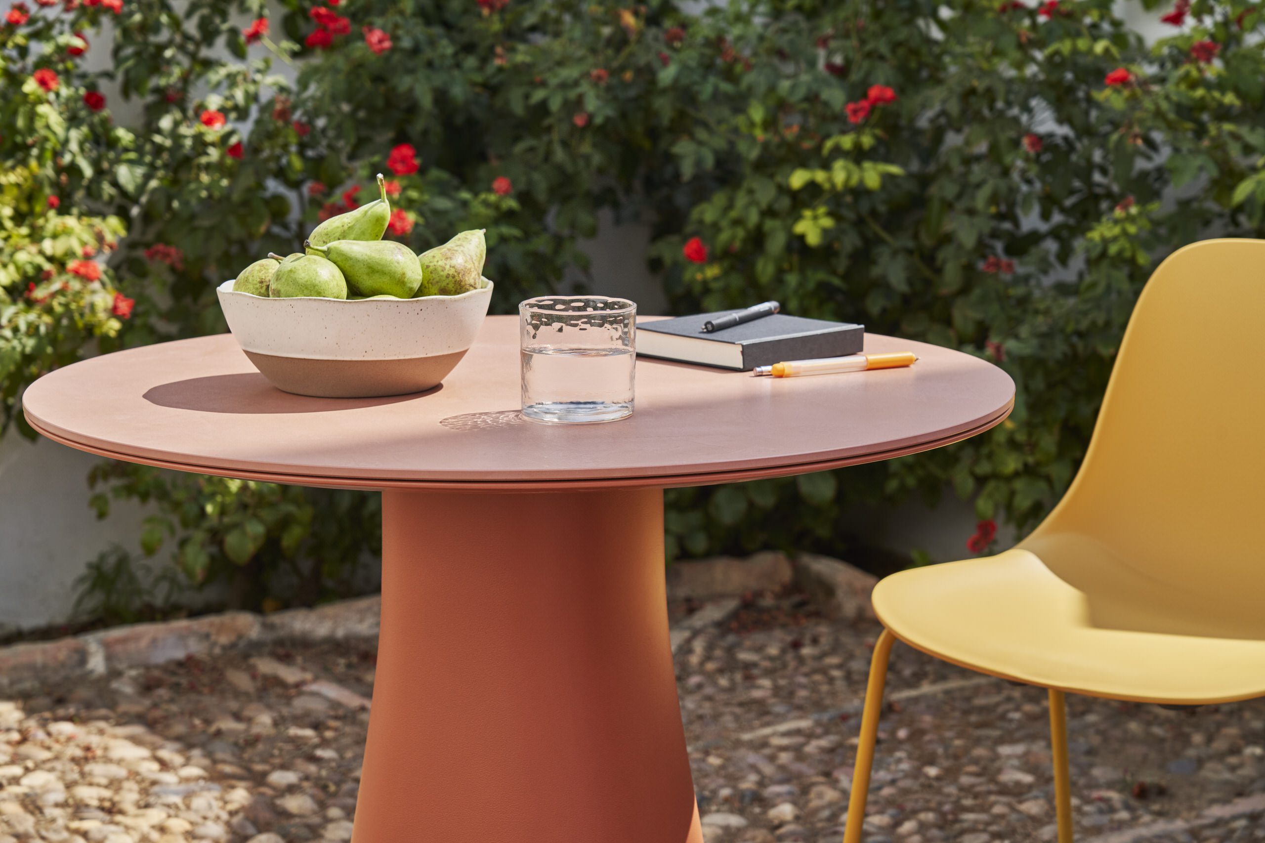 Mesa con frutas y espacio de trabajo en un patio andaluz