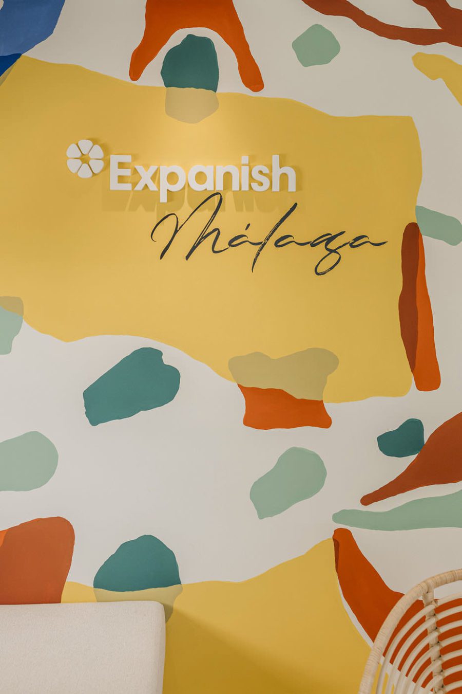 Interiorismo en academia de idiomas Expanish Málaga, detalle del mural inspirado en Picasso.