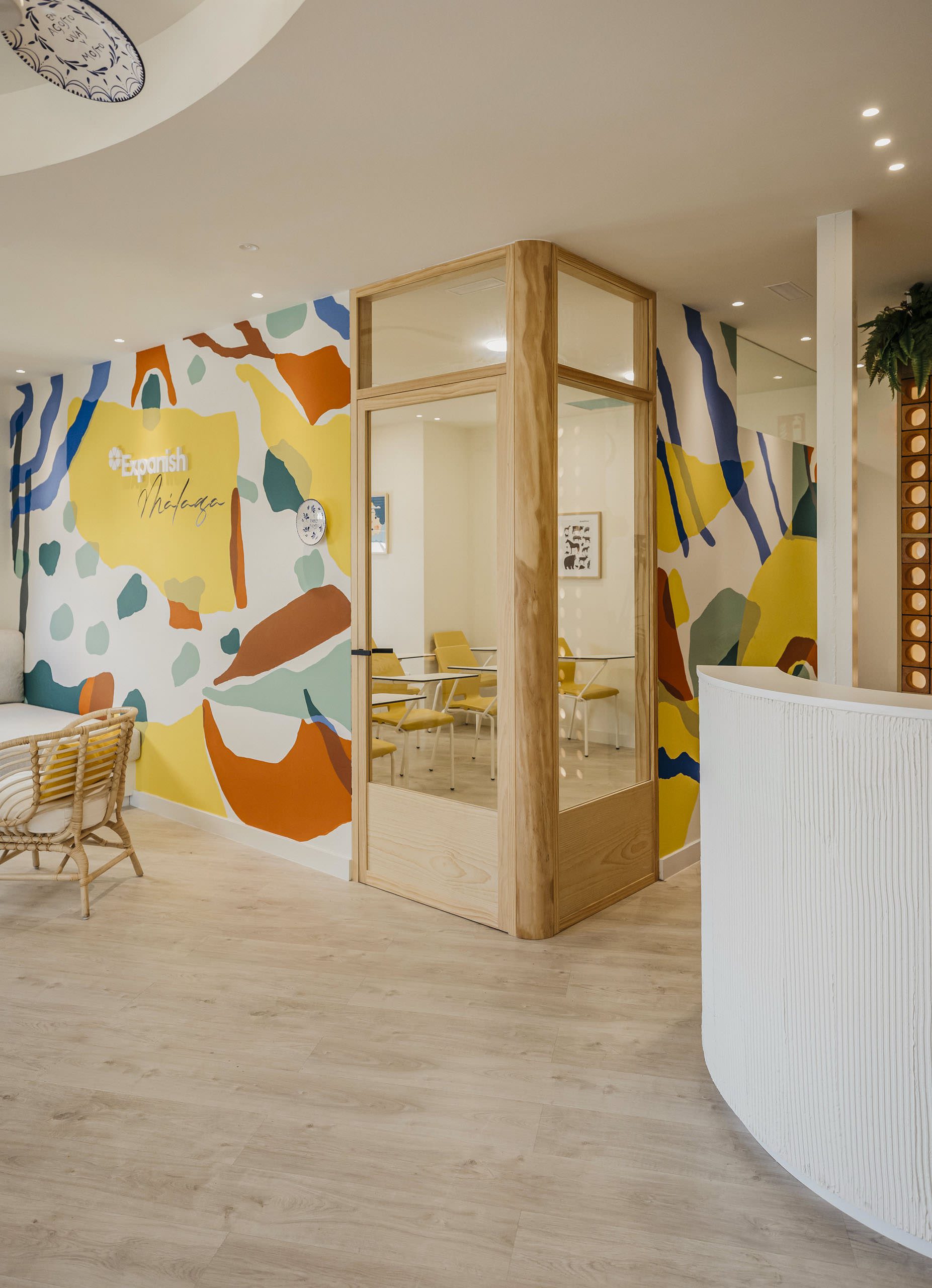 Interiorismo en academia de idiomas Expanish Málaga, detalle del mural inspirado en Picasso.