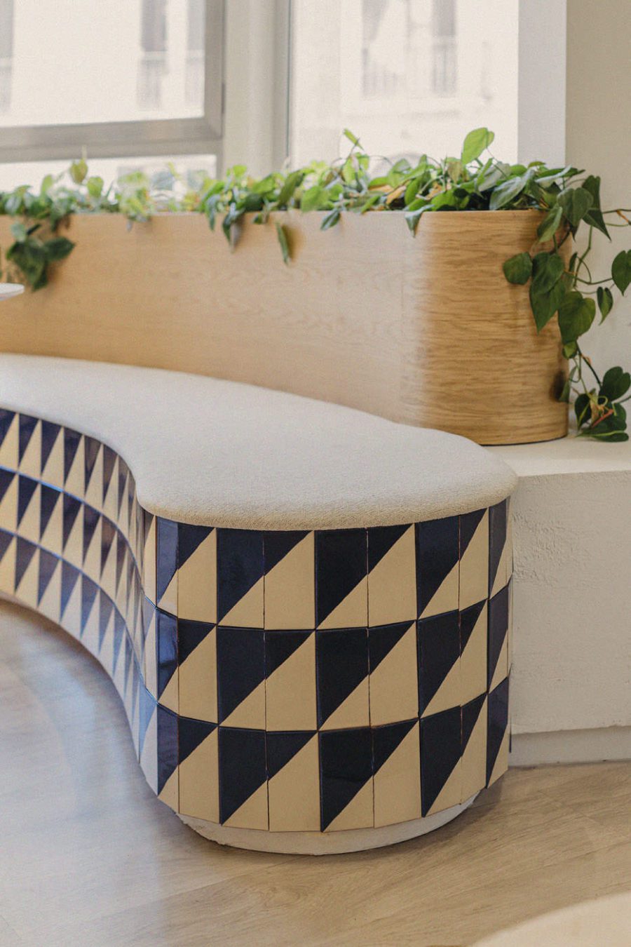 Interiorismo en academia de idiomas Expanish Málaga, azulejos artesanales